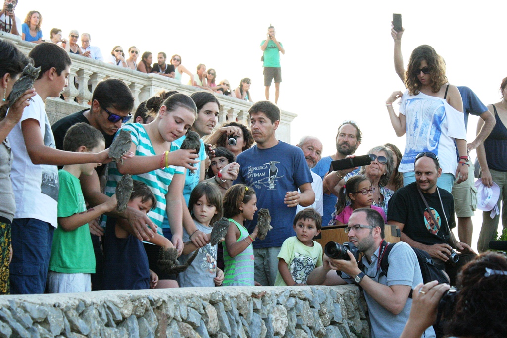 En Pere i na Montse organitzant l'esdeveniment