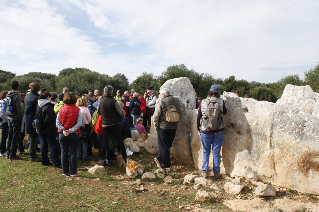 Visitant el sepulcre de Ses Roques Llises