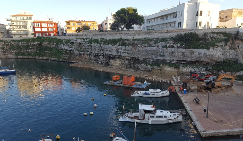 El que havia de ser una passarel·la de fusta s'està convertint en un moll d'obra que ho destrueix tot