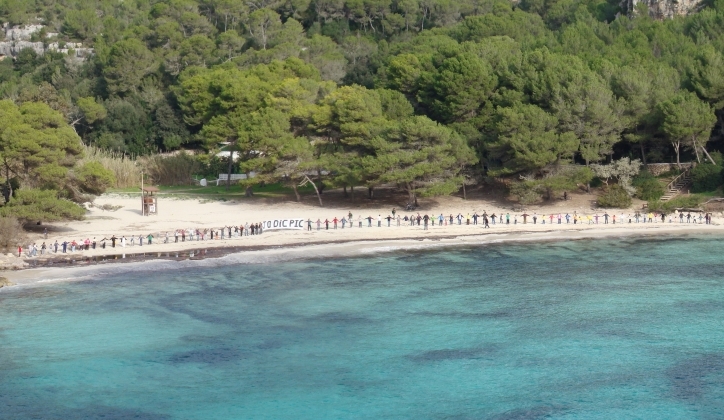 Les Abraçades a la Mar reivindicaven el Pla Insular de la Costa (PIC)