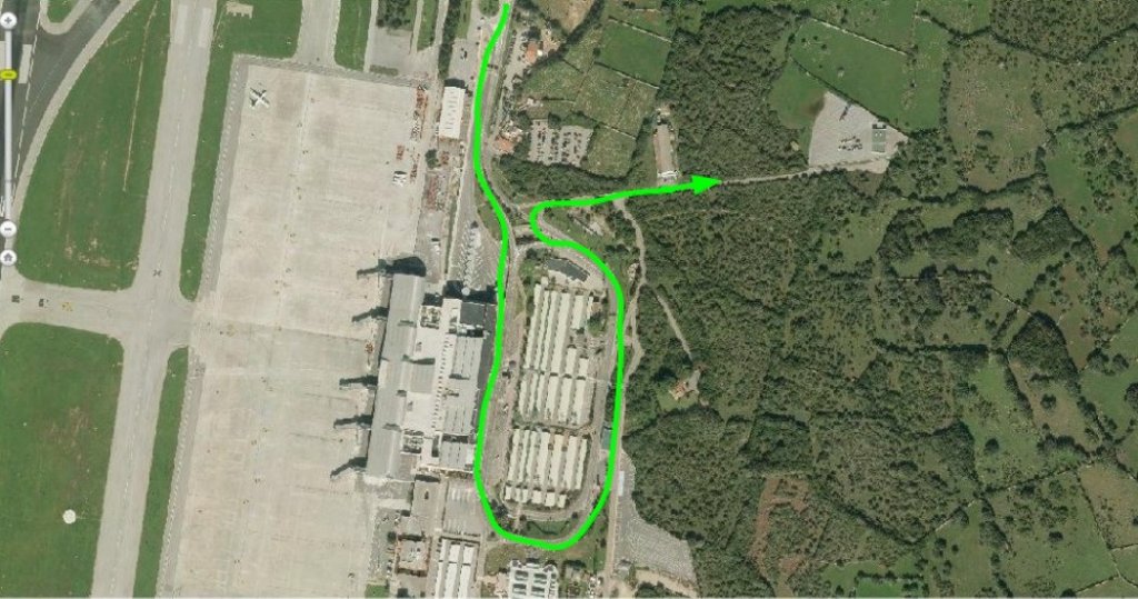 La trobada és al vial sense sortida situat a llevant de l'aeroport