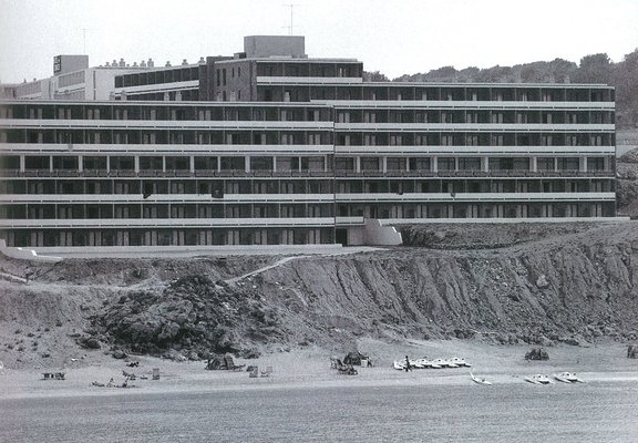 Hotel a l'Arenal d'en Castell. Foto: Josep M. Vidal. La imatge de Menorca. Consell Insular