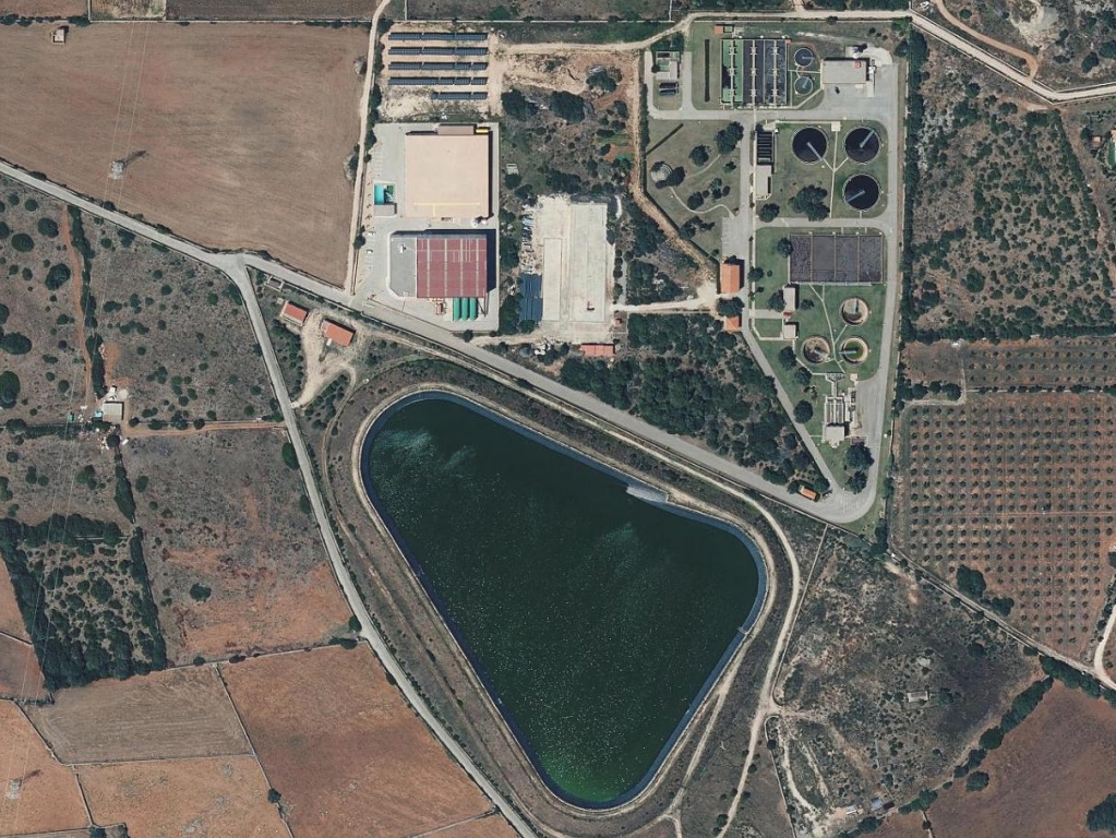 Vista aèria de la dessaladora, la depuradora sud i la bassa de rec a Ciutadella