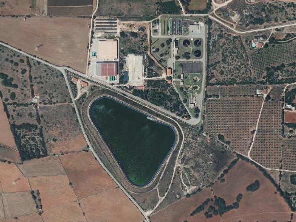 Vista aèria de la dessaladora, la depuradora sud i la bassa de rec a Ciutadella