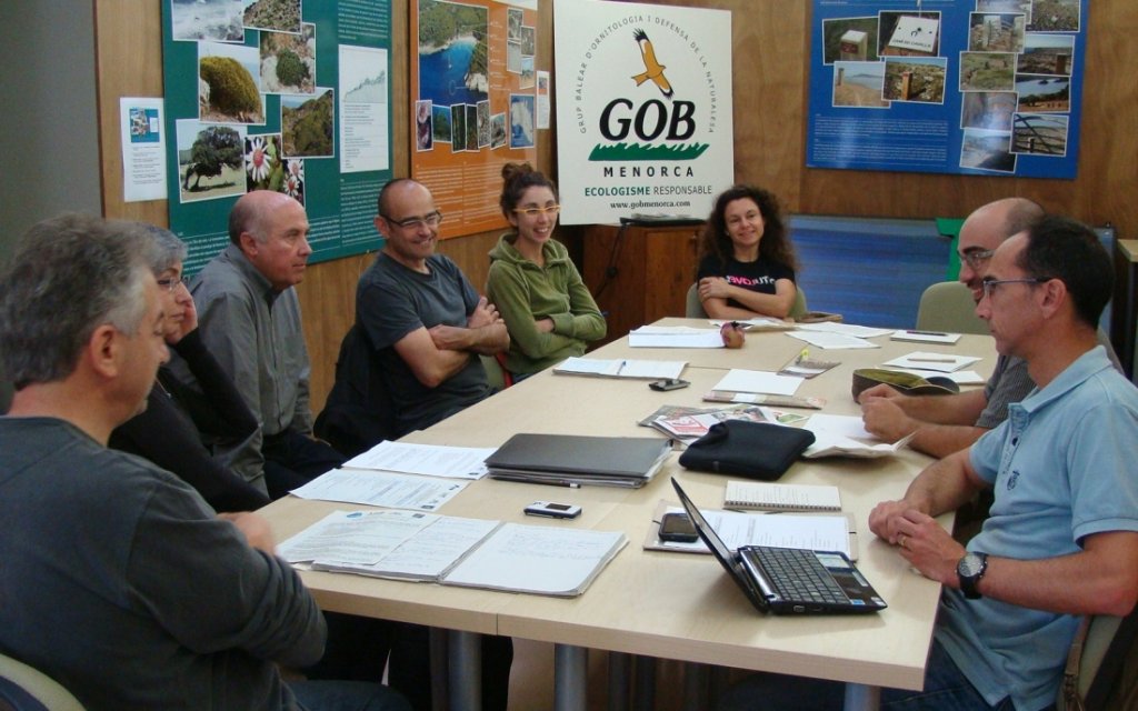 Una de les reunions amb representants de les tres illes