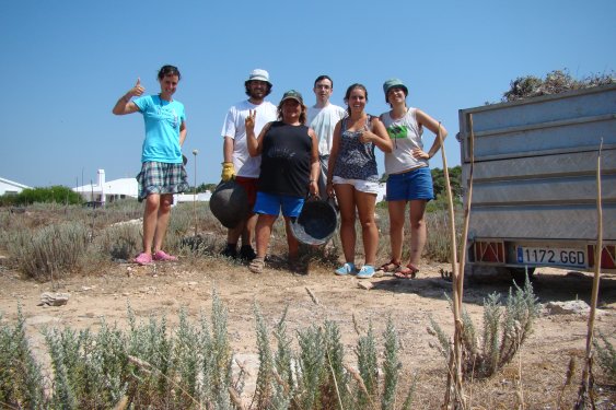 El grup de voluntaris i els 300 Kgs de planta invasora eradicats