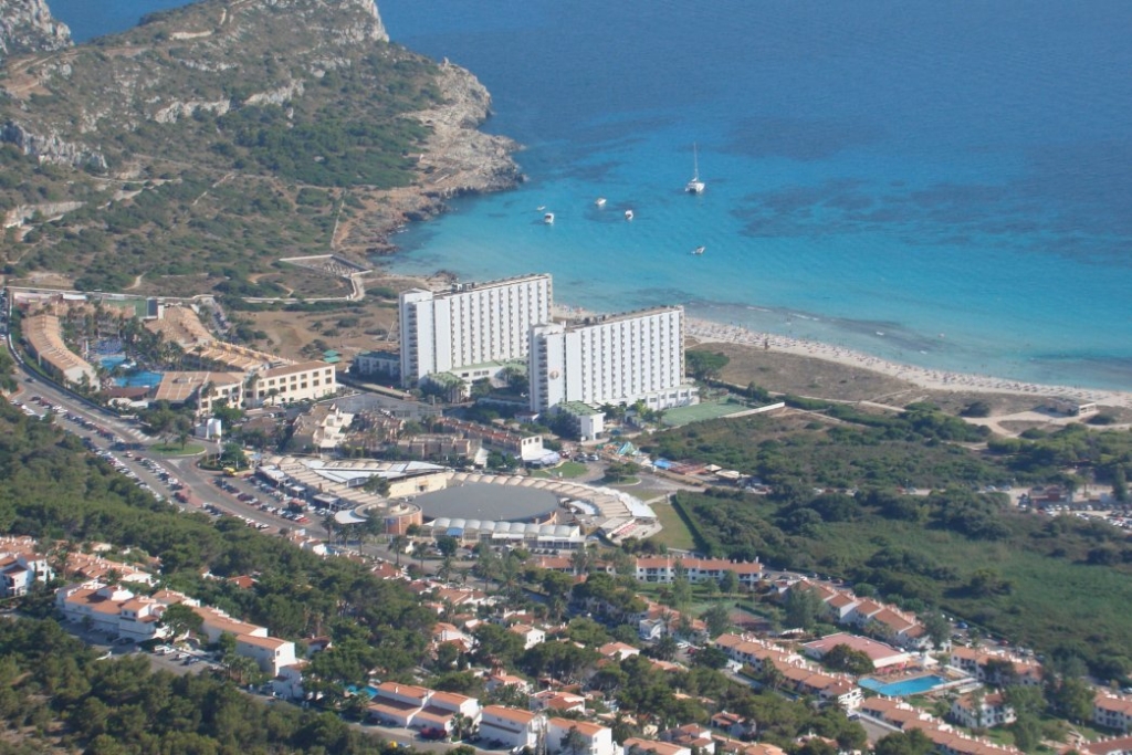 Els dos hotels causen un gran impacte paisatgístic a la zona.