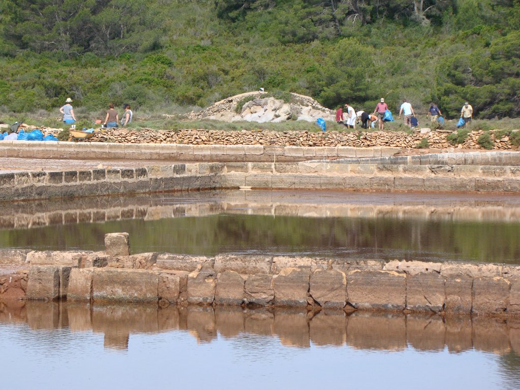 Netejant els voltants de les salines