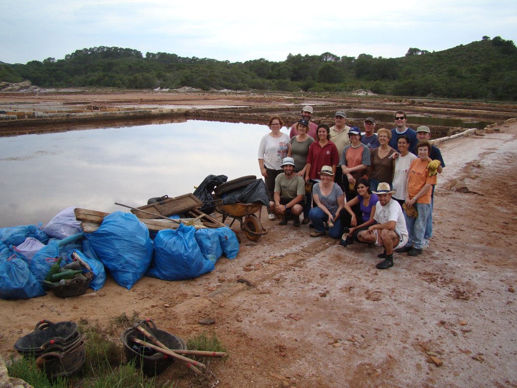 Fotografia de grup amb els residus recollits