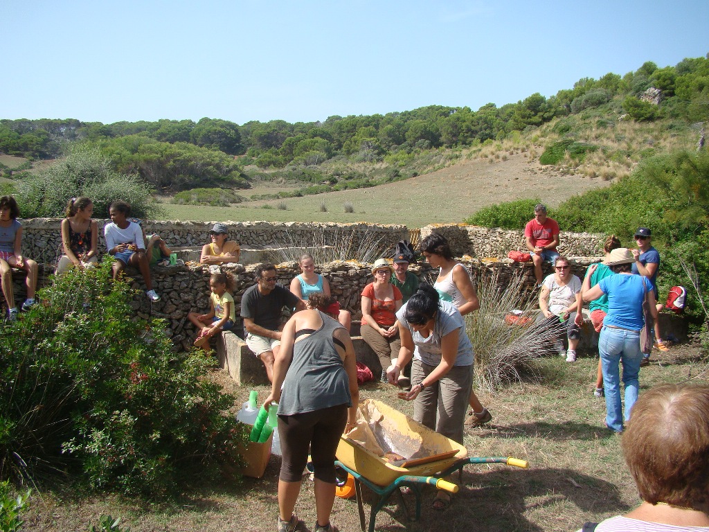 Moment del berenar amb els participants.