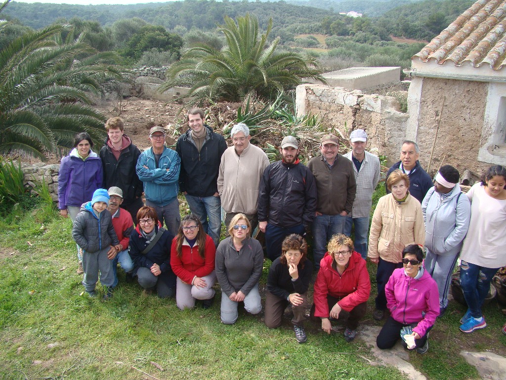 Fotografia de grup amb el contenidor darrera