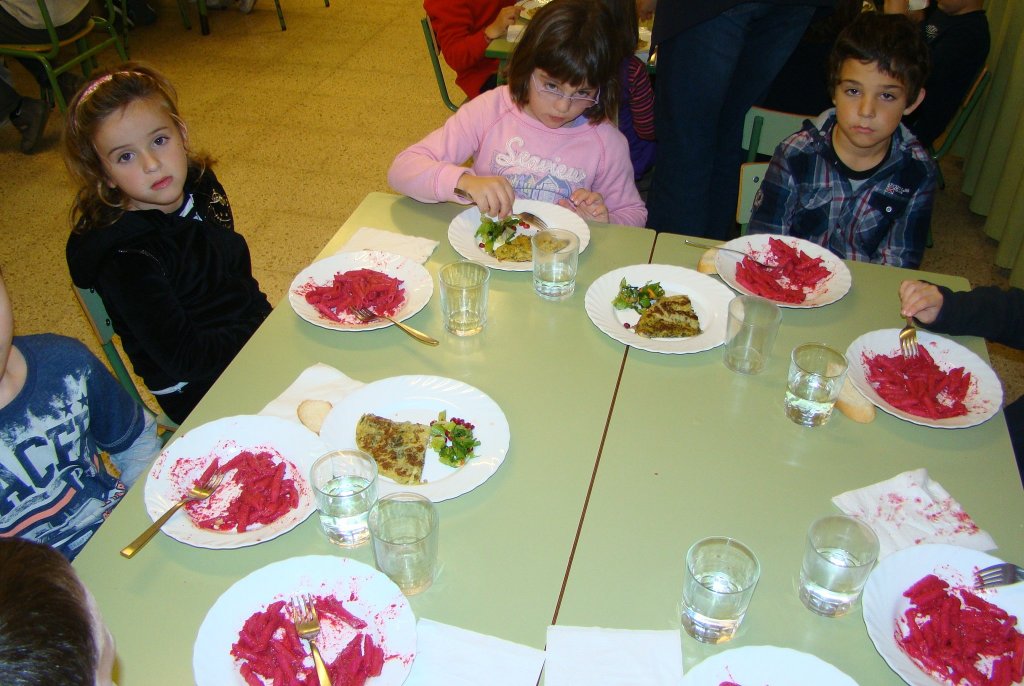 Els fiets del menjador escolar del CEIP Sant Lluís menjant macarrons roses ecològics.