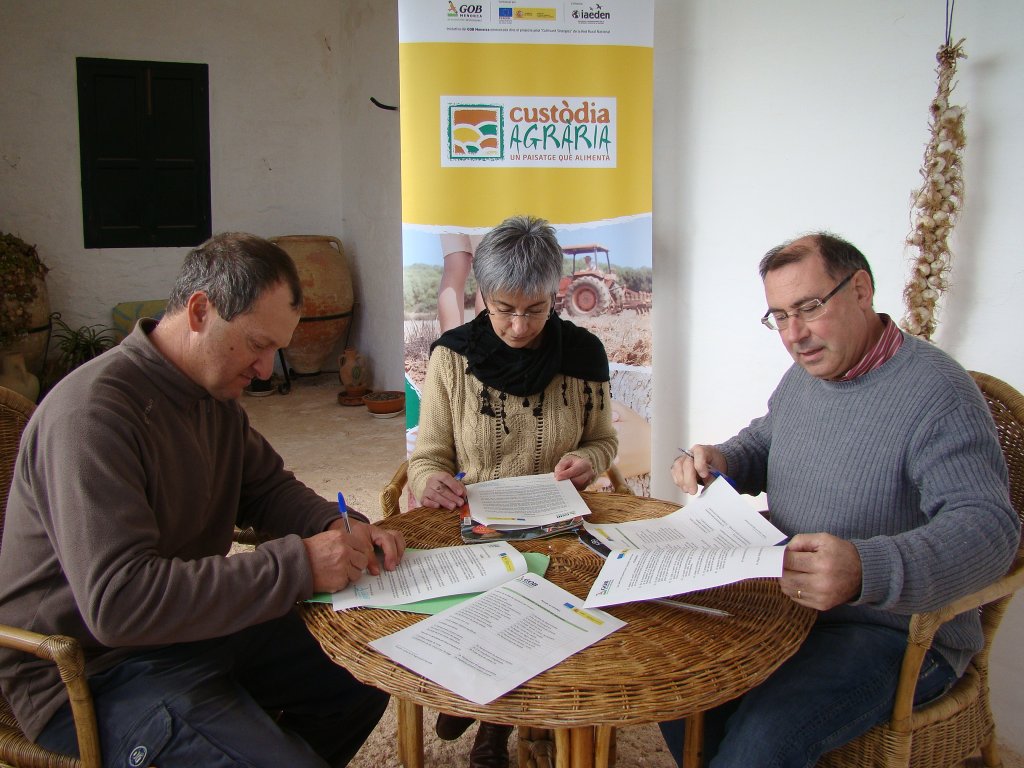 Moment de la signatura de l'acord.