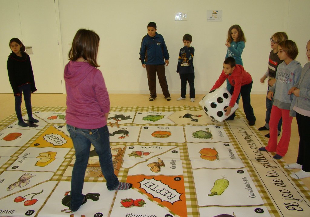 Els alumens de quart del CEIP Sant Lluís jugant al joc de la Gallina Menorquina.