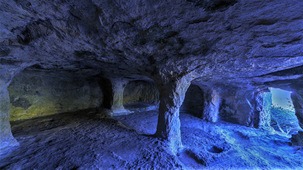 Interior d'una de les coves excavades