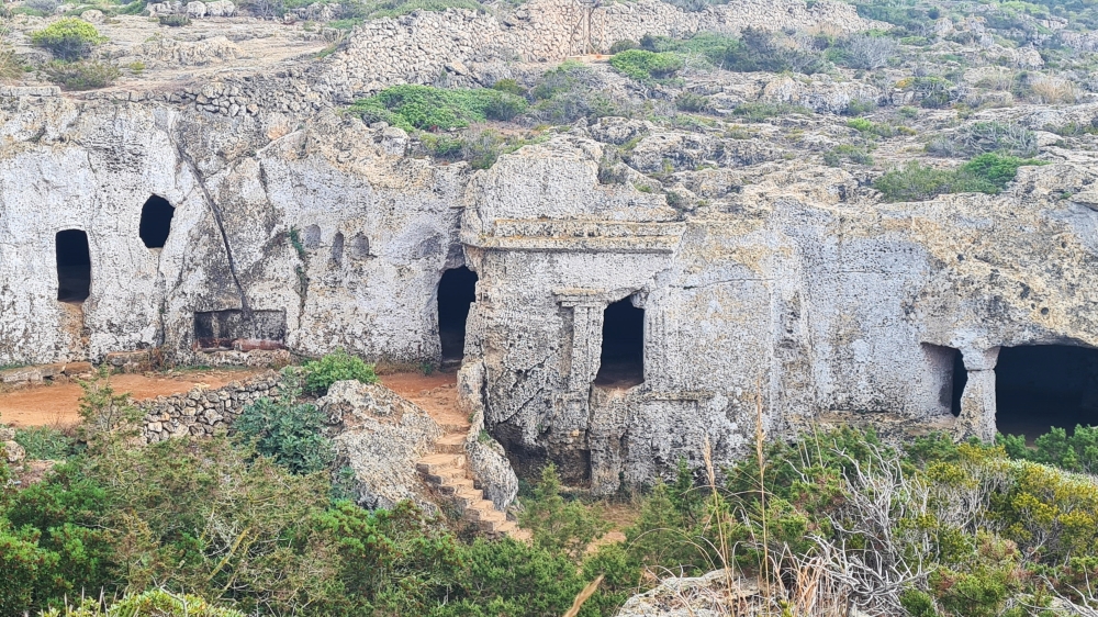 Paret del canaló amb les coves excavades