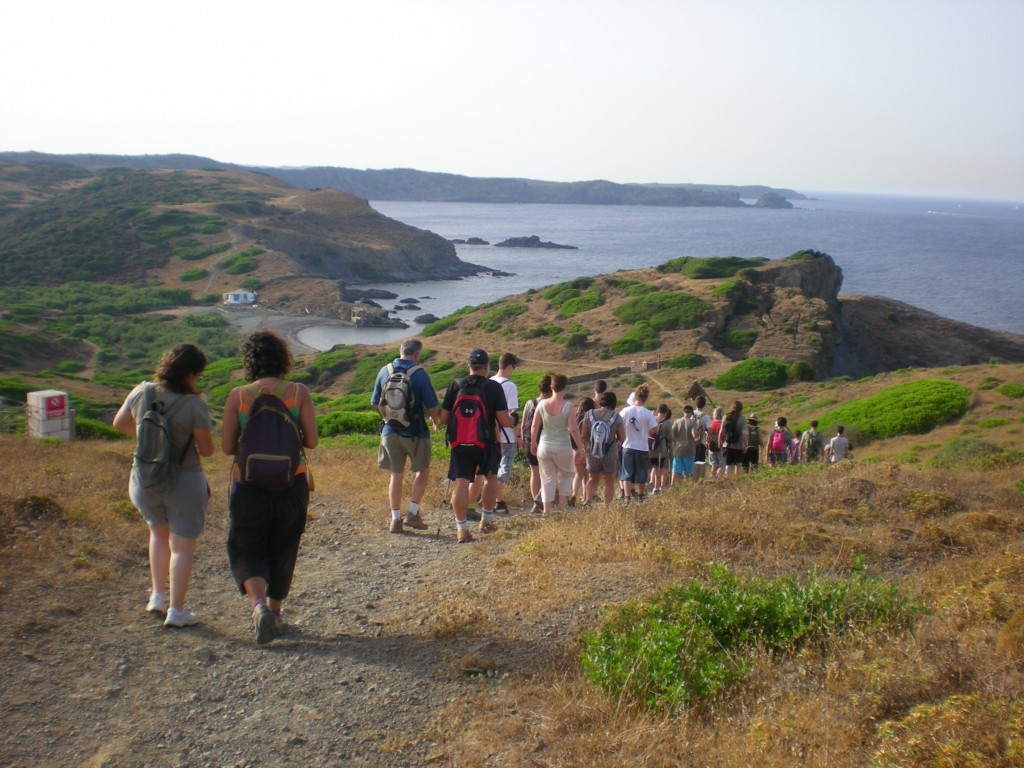 Voluntaris ajudant en la organització d'excursions públiques