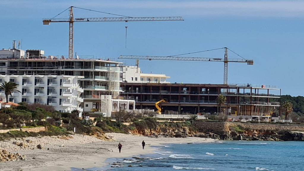 Obres de consolidació d'hotel en primera línia a la platja de Sant Tomàs (2022)