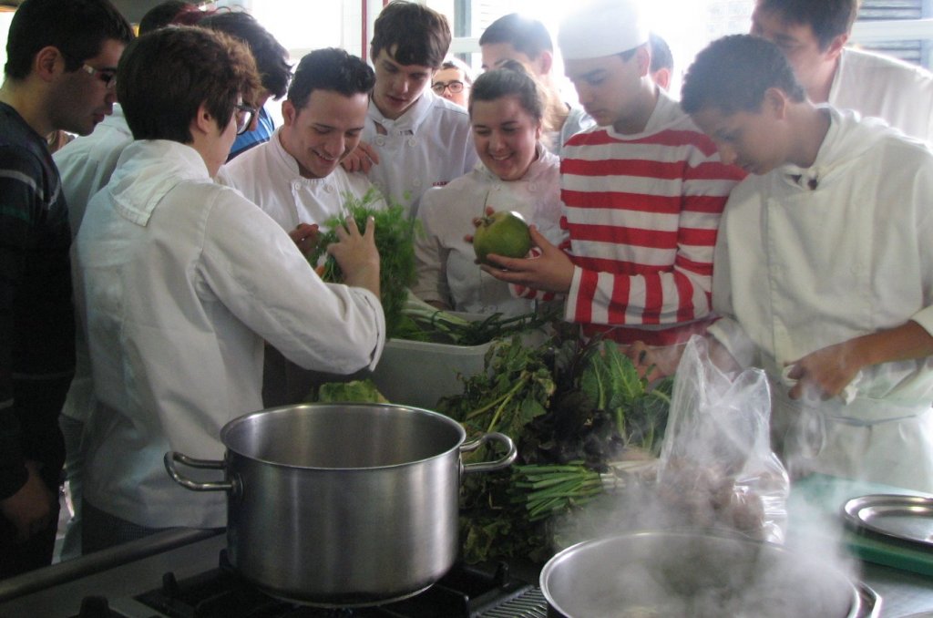 Els alumnes del cicle formatiu de cuina i gastronomia de l'IES M.A. Cardona participant en un showcooking sobre productes ecològics.