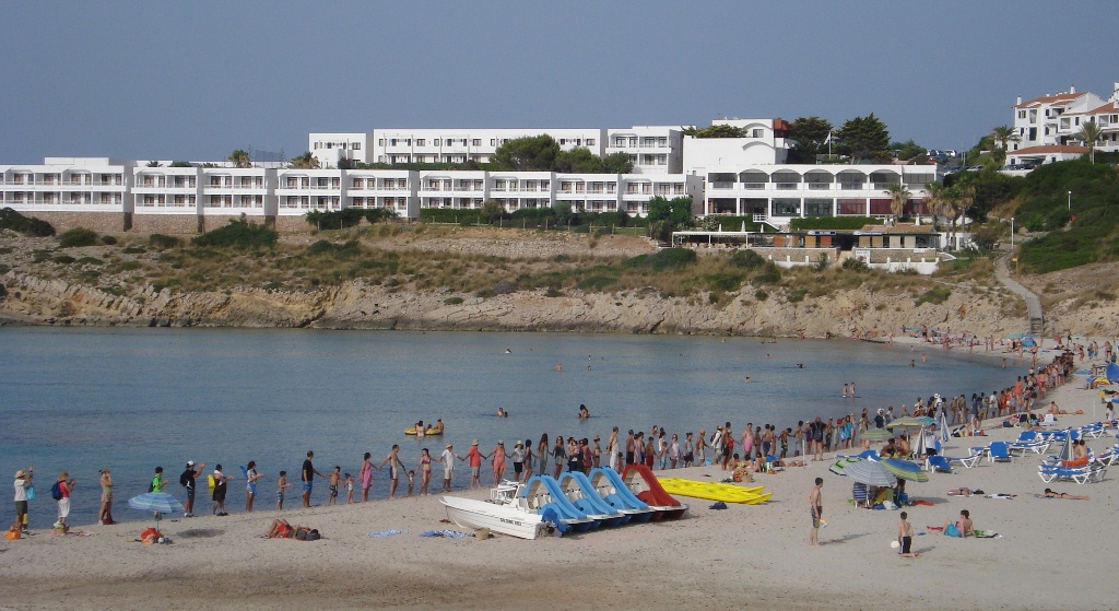 Abraçada a Menorca a la platja de Son Saura