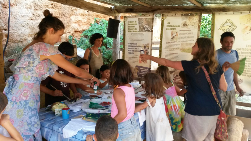 Taller de pintar samarretes amb els animals del Centre